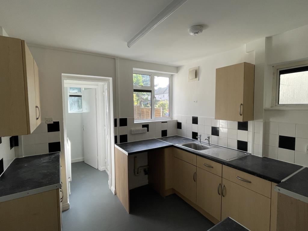 Lot: 16 - SEMI-DETACHED HOUSE FOR IMPROVEMENT - Kitchen in semi for improvement
